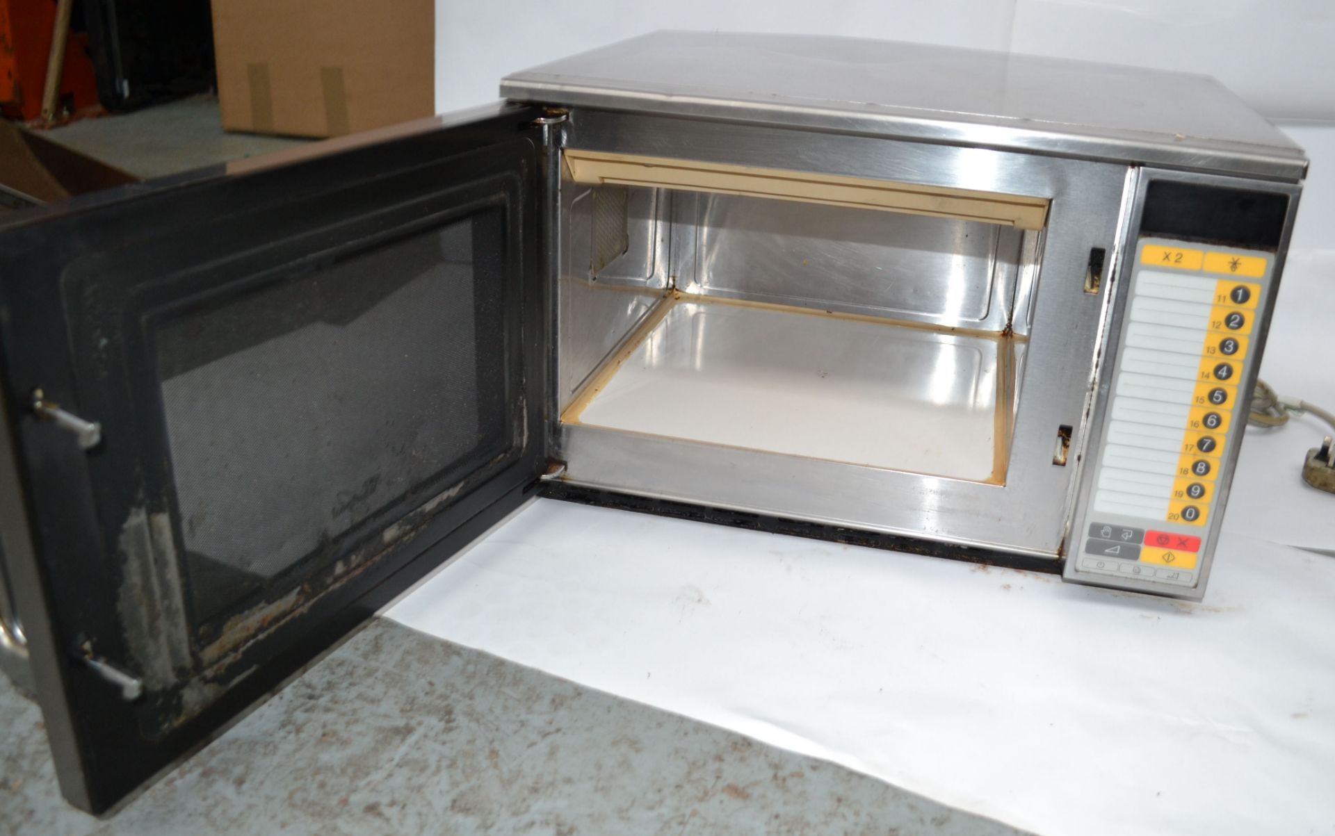 1 x Whirlpool Pro 2502 Stainless Steel 1200W Microwave - Ref: NCE010 - CL007 - Location: Altrincham - Image 3 of 8