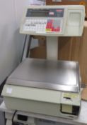1 x Avery Berkel M400 Retail System Scale with column-mounted display, keyboard and built-in label /