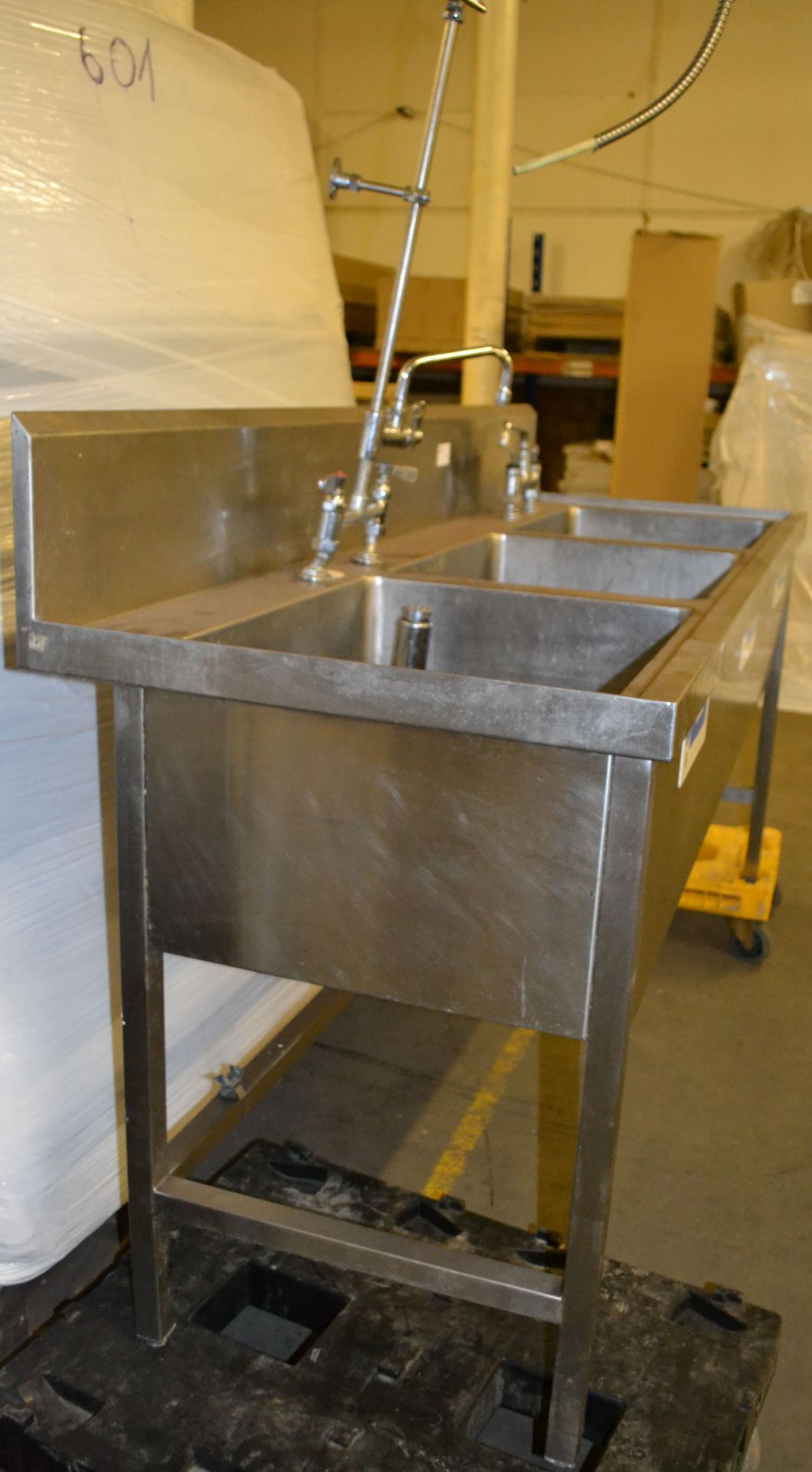 1 x Large Triple Sink Unit with Taps - Approx 190x66.5x108cm - Deep (approx. 30cm) Sinks - Ref:NCE03 - Image 5 of 9