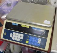 1 x Digi DS-688F Countertop Digital Scale - Ref: 025 - CL173 - Location: Altrincham WA15 Item is in