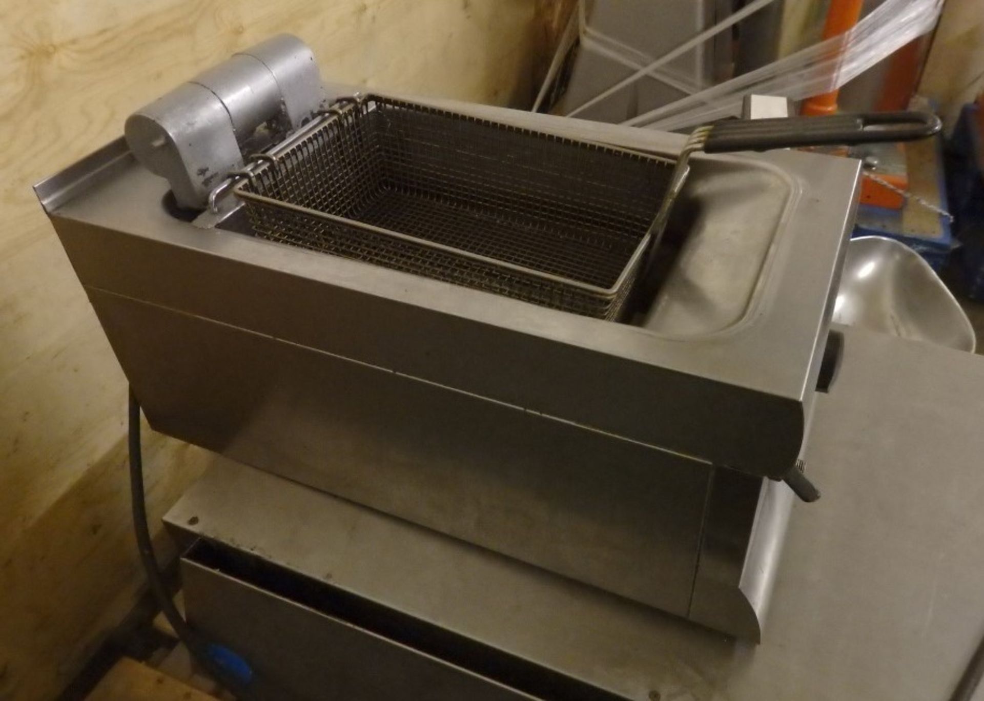 1 x Single Tank Electric Fryer - Dimensions: D59 x W30 x H29cm - Ref: M046 - CL124 - Location: - Image 2 of 5