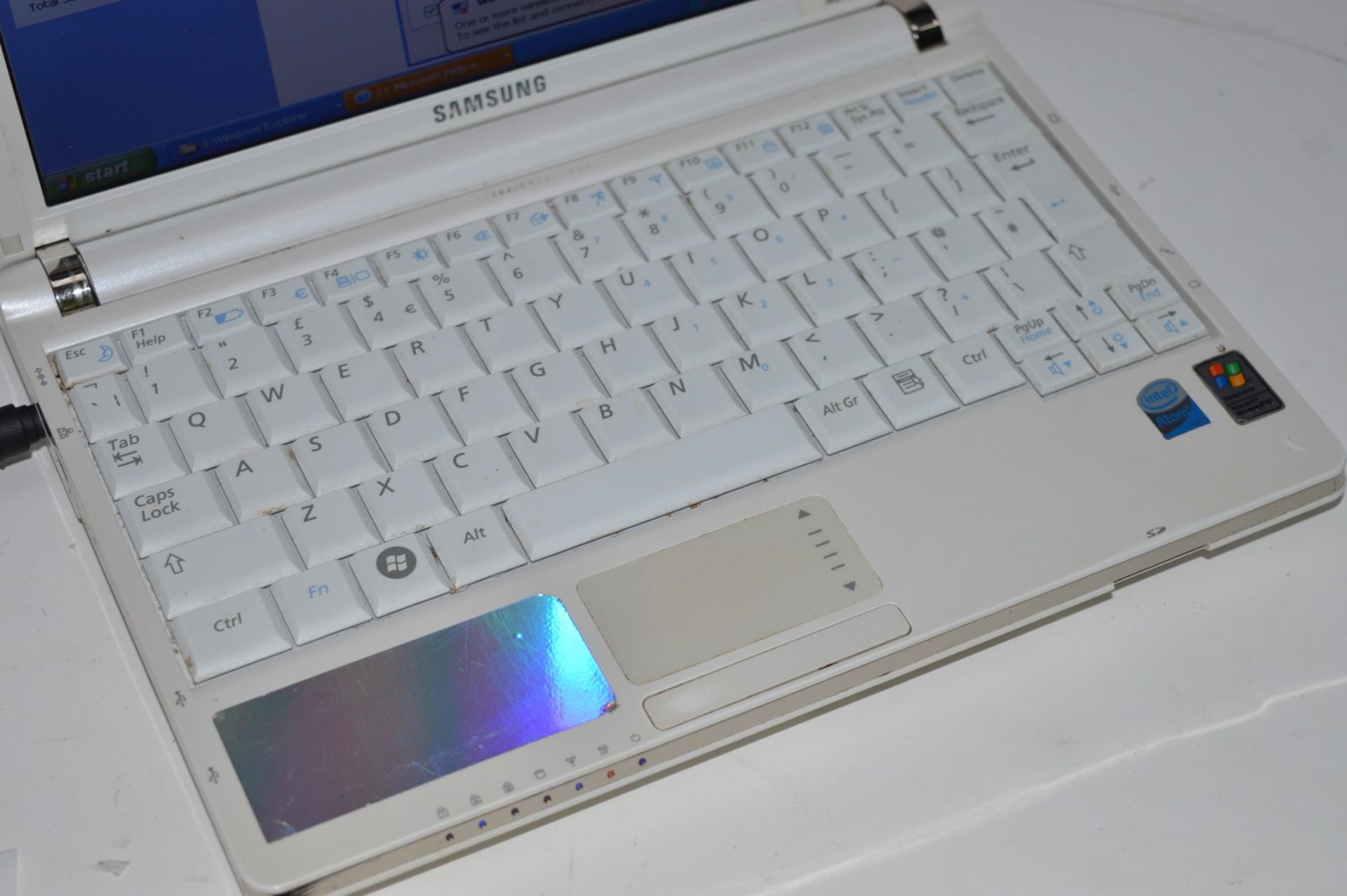 1 x Samsung NP-NC10 Netbook Computer - 10.2 Inch Screen, 1gb Ram, 1.6ghz Atom Processor, 80gfb - Image 4 of 5