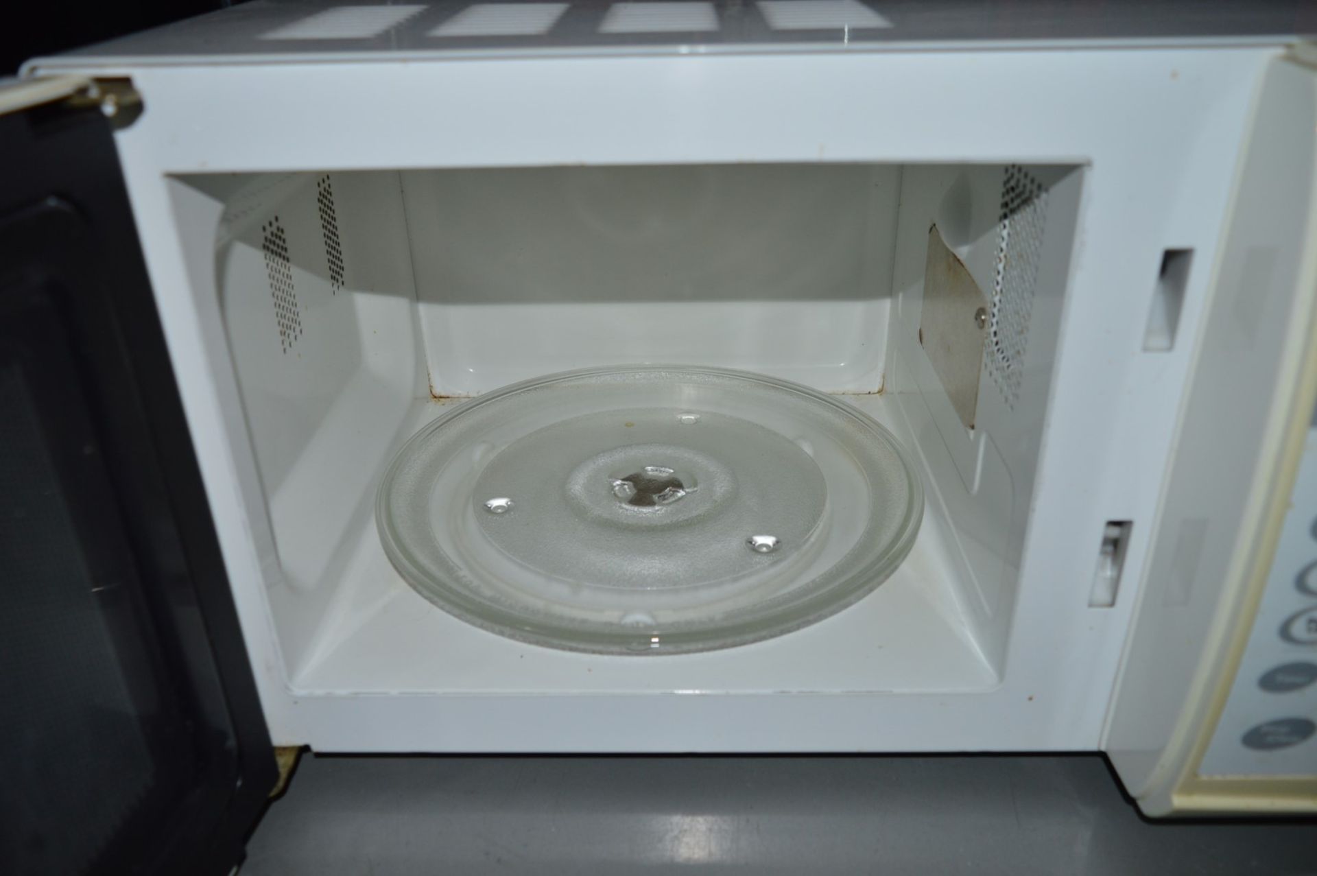 1 x Cookworks Microwave Oven - 240v UK Plug Attached - CL174 - Ref JP413 - Location: Altrincham - Image 2 of 4