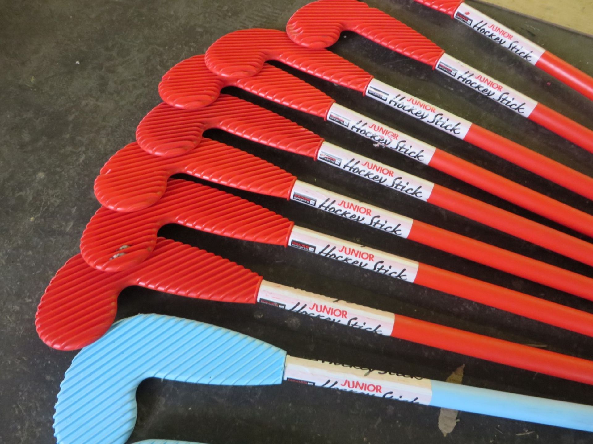 11 x Davies Sports Plastic Junior Hockey Sticks - Ref: DRT0116 - CL185 - Location: Stoke-on-Trent ST - Image 2 of 4