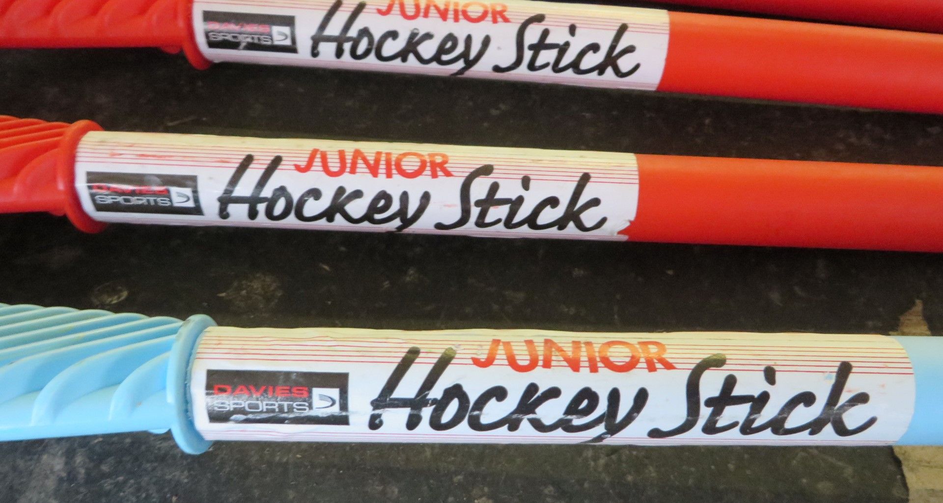 11 x Davies Sports Plastic Junior Hockey Sticks - Ref: DRT0116 - CL185 - Location: Stoke-on-Trent ST - Image 4 of 4