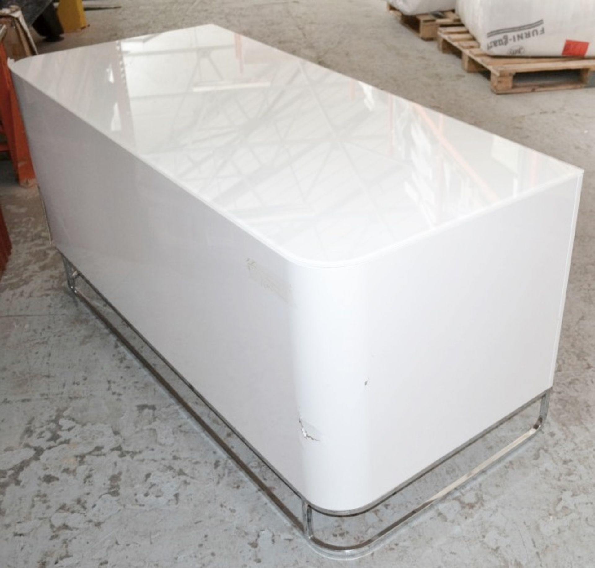 1 x LIGNE ROSET "Hyannis Port" Glass-topped Desk With A Gloss White Lacquer Finish - Dimensions: - Image 4 of 10