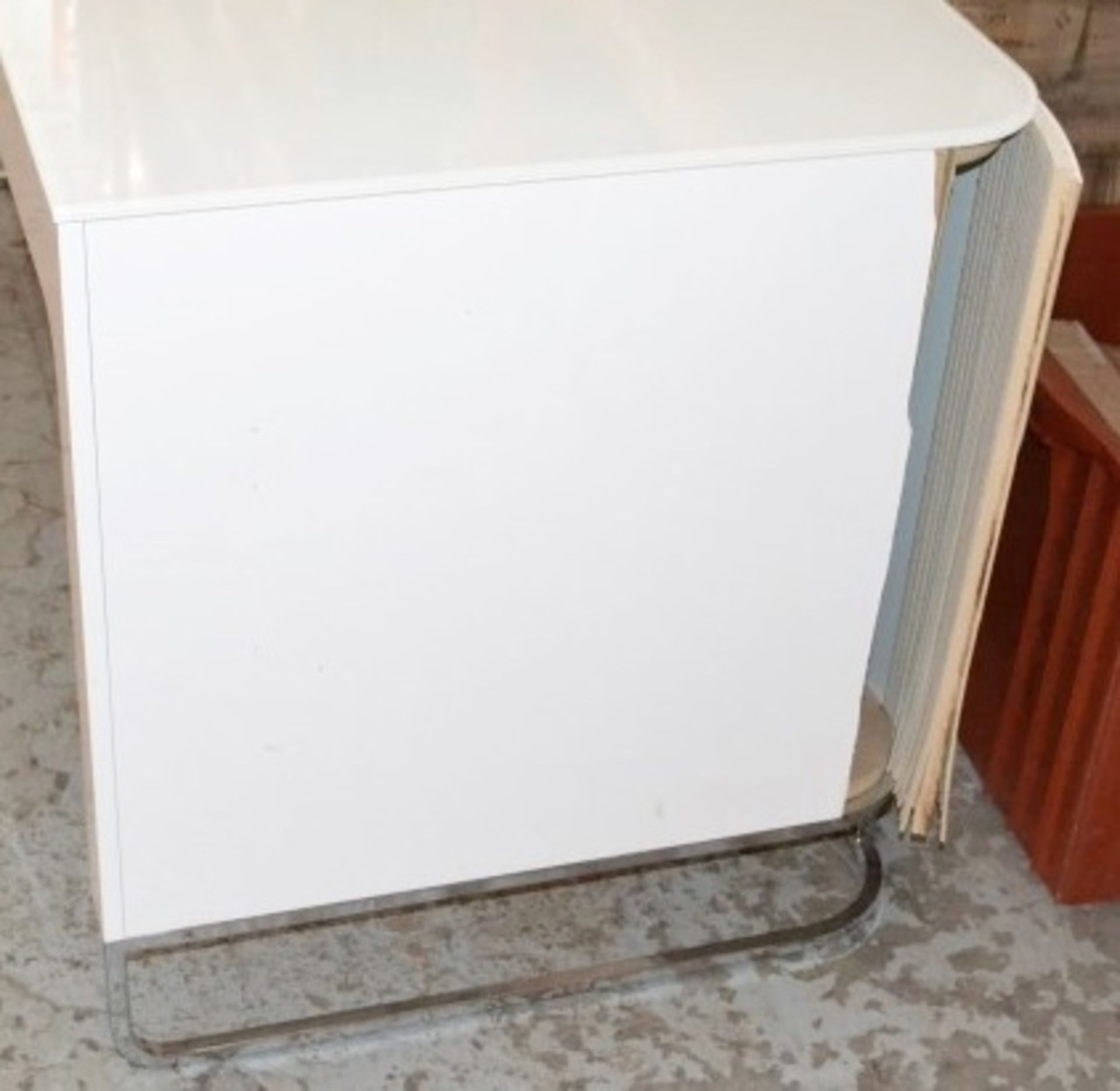 1 x LIGNE ROSET "Hyannis Port" Glass-topped Desk With A Gloss White Lacquer Finish - Dimensions: - Image 9 of 10