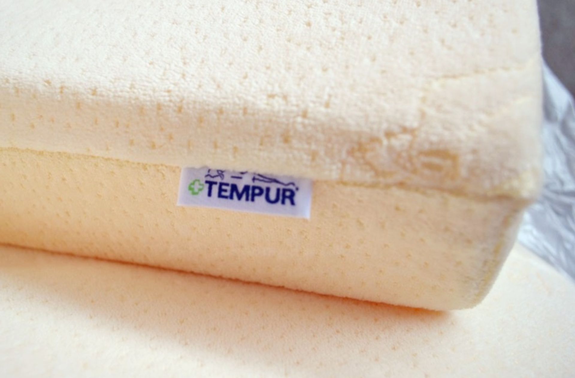 1 x Tempur 3ft Single Mattress Topper - Boxed - Dimensions: 90x190x7cm - Ref: 3862820B - CL087 - NEW - Image 3 of 4