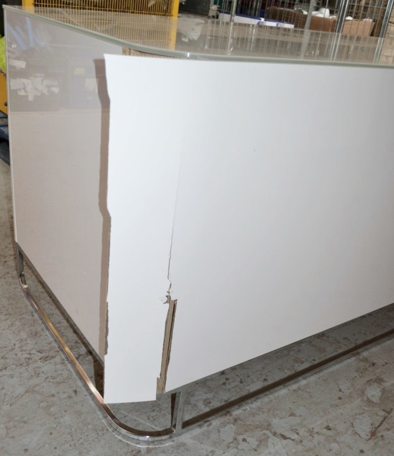 1 x LIGNE ROSET "Hyannis Port" Glass-topped Desk With A Gloss White Lacquer Finish - Dimensions: - Image 7 of 10