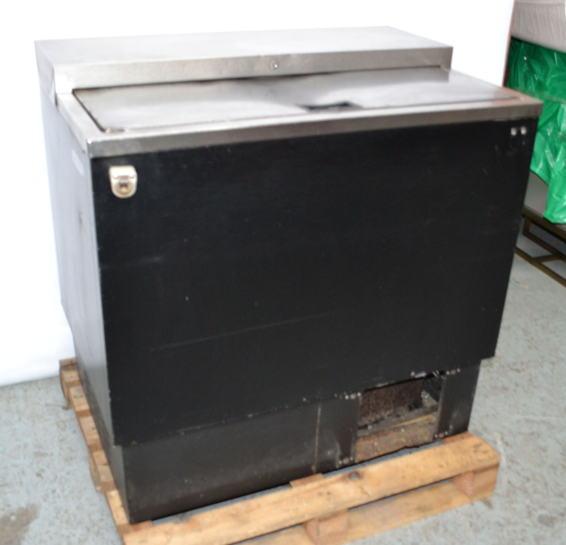 1 x IMC BK90 Series 2 Top Loading Bottle Cooler - Ref :NCE003 - CL007 - Location: Altrincham - Image 2 of 17