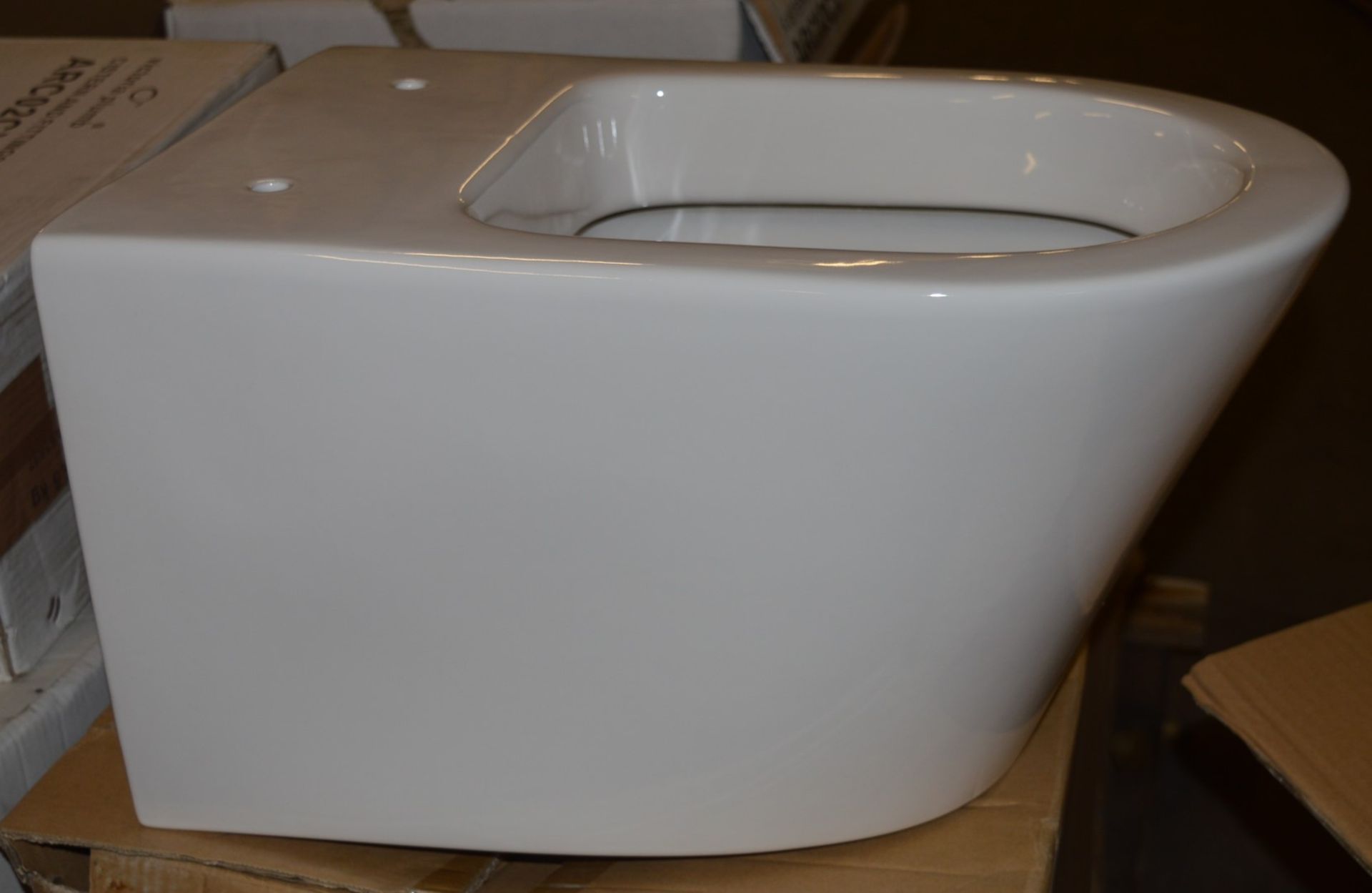 1 x Arc Wall Hung Toilet Pan With Soft Close Toilet Seat - Unused Stock - CL190 - Ref BR004 - - Image 3 of 4