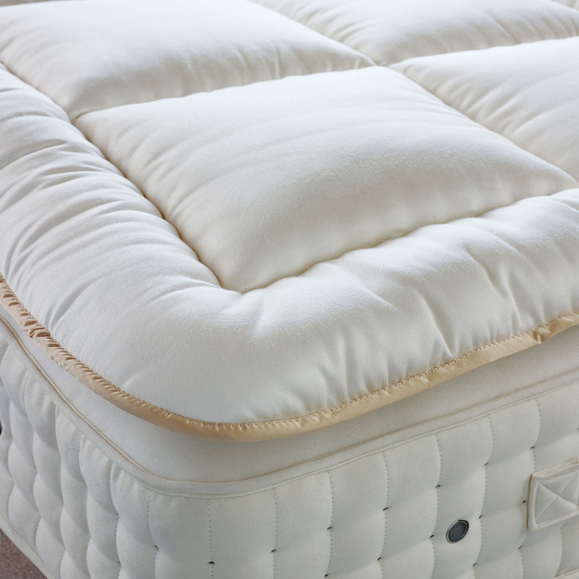 1 x VISPRING Heaven Luxury Supreme Topper - Dimensions: 202x200 - Handmade By Craftsmen - Ref: - Image 2 of 5