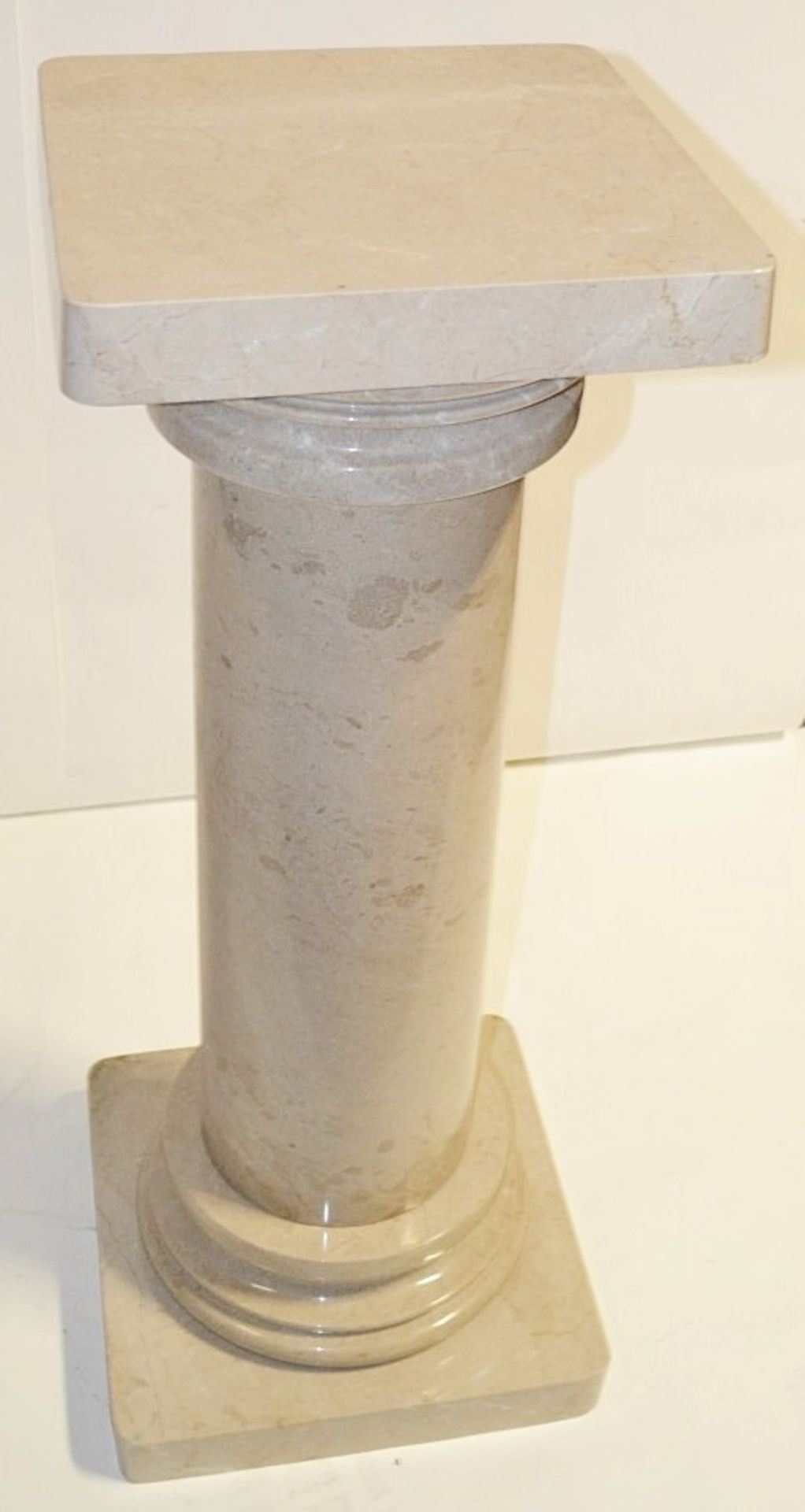 1 x Large Doric Natural Marble Stone Pedestal - Dimensions: 35 x 35 x H92cm - Pre-owned In Excellent - Image 4 of 7