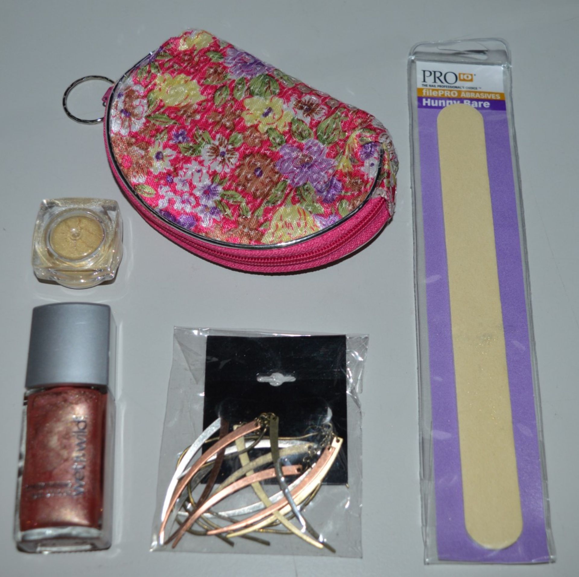 50 x Girls Beauty Gift Sets - Each Set Includes Items Such as a Stylish Purse, Ear Rings, Hair - Image 7 of 14