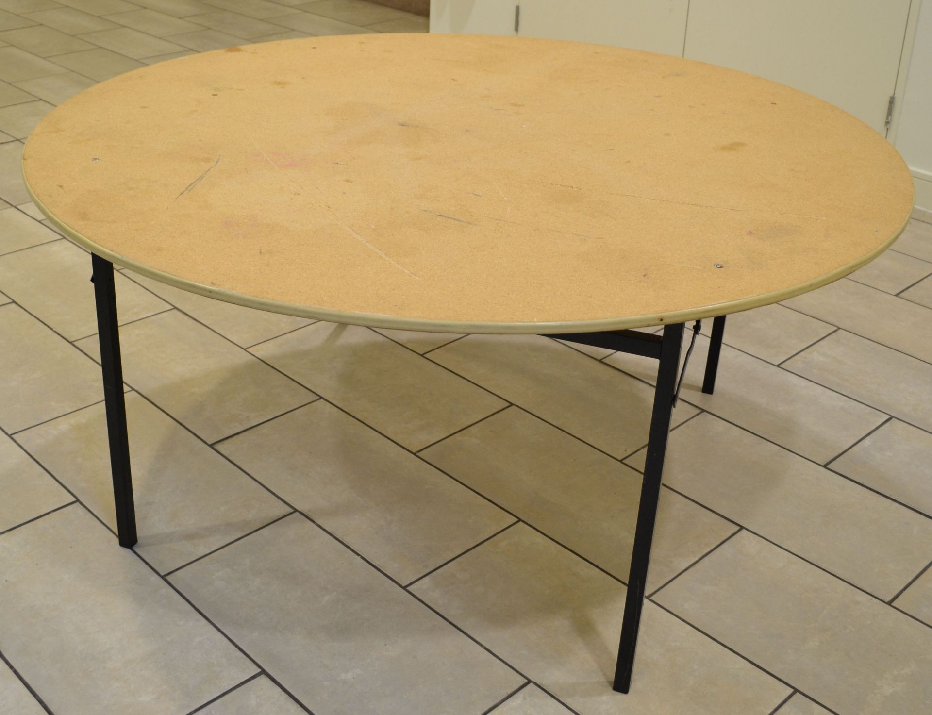 4 x 5 Foot Folding Round Banqueting Tables - CL152 - Location: Altrincham WA14 With a rubber-edged - Bild 8 aus 12