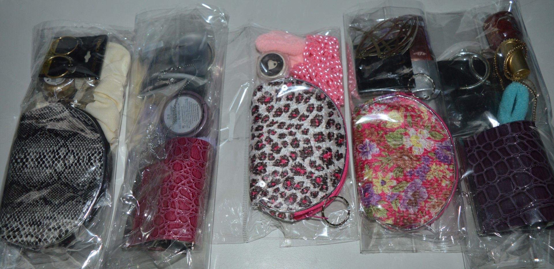 50 x Girls Beauty Gift Sets - Each Set Includes Items Such as a Stylish Purse, Ear Rings, Hair - Bild 5 aus 14