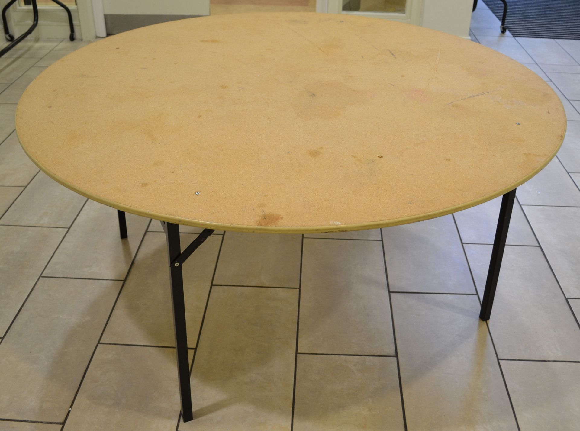 4 x 5 Foot Folding Round Banqueting Tables - CL152 - Location: Altrincham WA14 With a rubber-edged - Image 3 of 12
