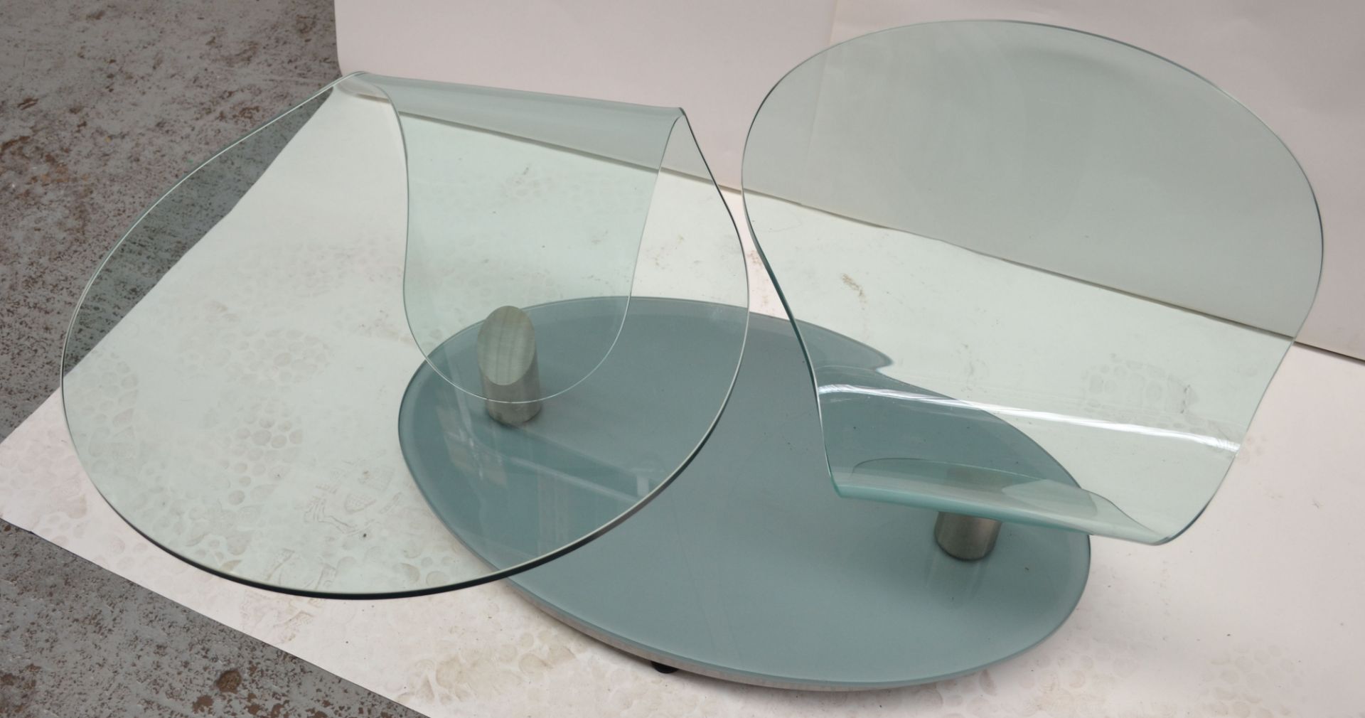 1 x Contemporary Swivelling Glass Coffee Table - AE007 - CL007 - Location: Altrincham WA14 - Image 6 of 13