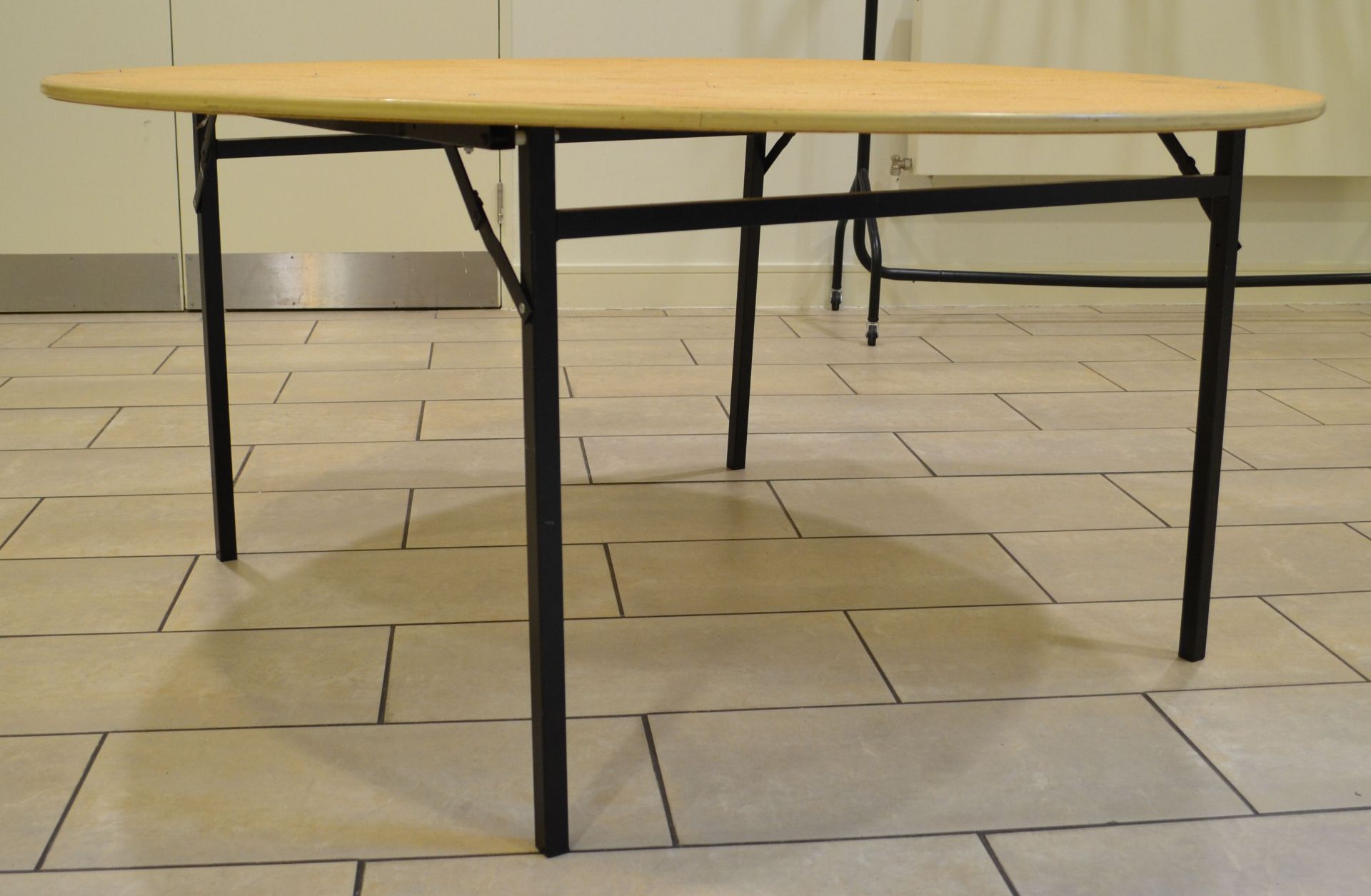 4 x 5 Foot Folding Round Banqueting Tables - CL152 - Location: Altrincham WA14 With a rubber-edged - Image 2 of 12