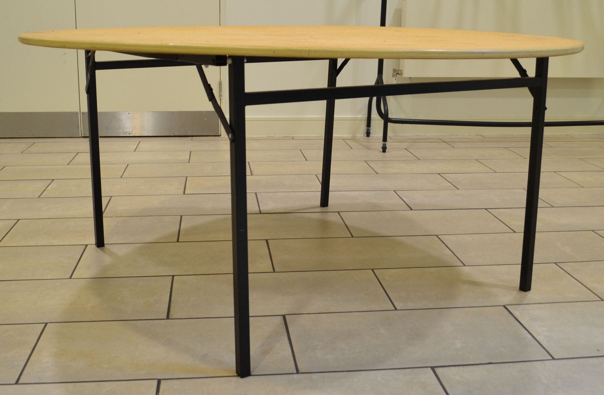 4 x 5 Foot Folding Round Banqueting Tables - CL152 - Location: Altrincham WA14 With a rubber-edged - Bild 2 aus 12