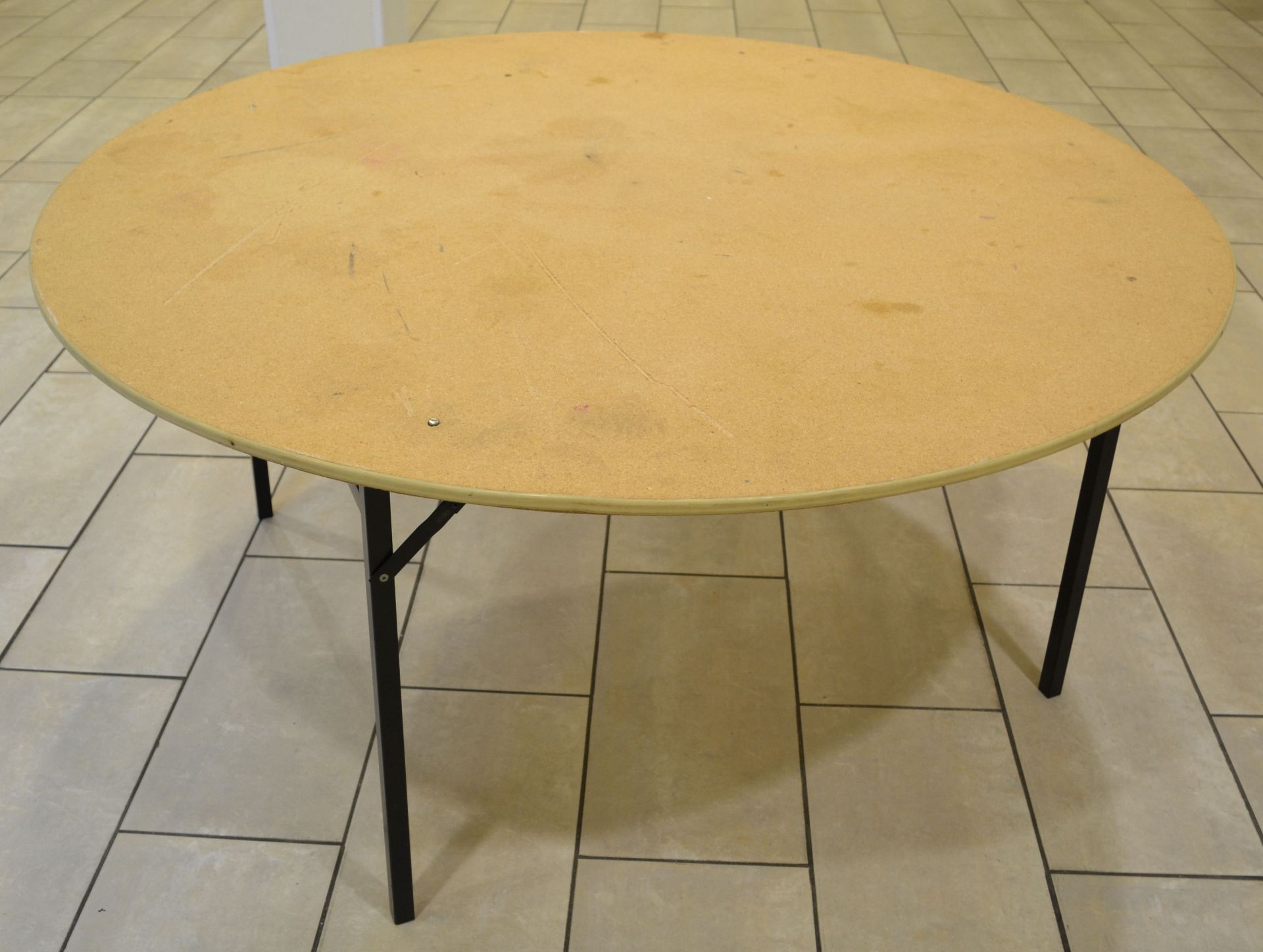 4 x 5 Foot Folding Round Banqueting Tables - CL152 - Location: Altrincham WA14 With a rubber-edged - Image 5 of 12