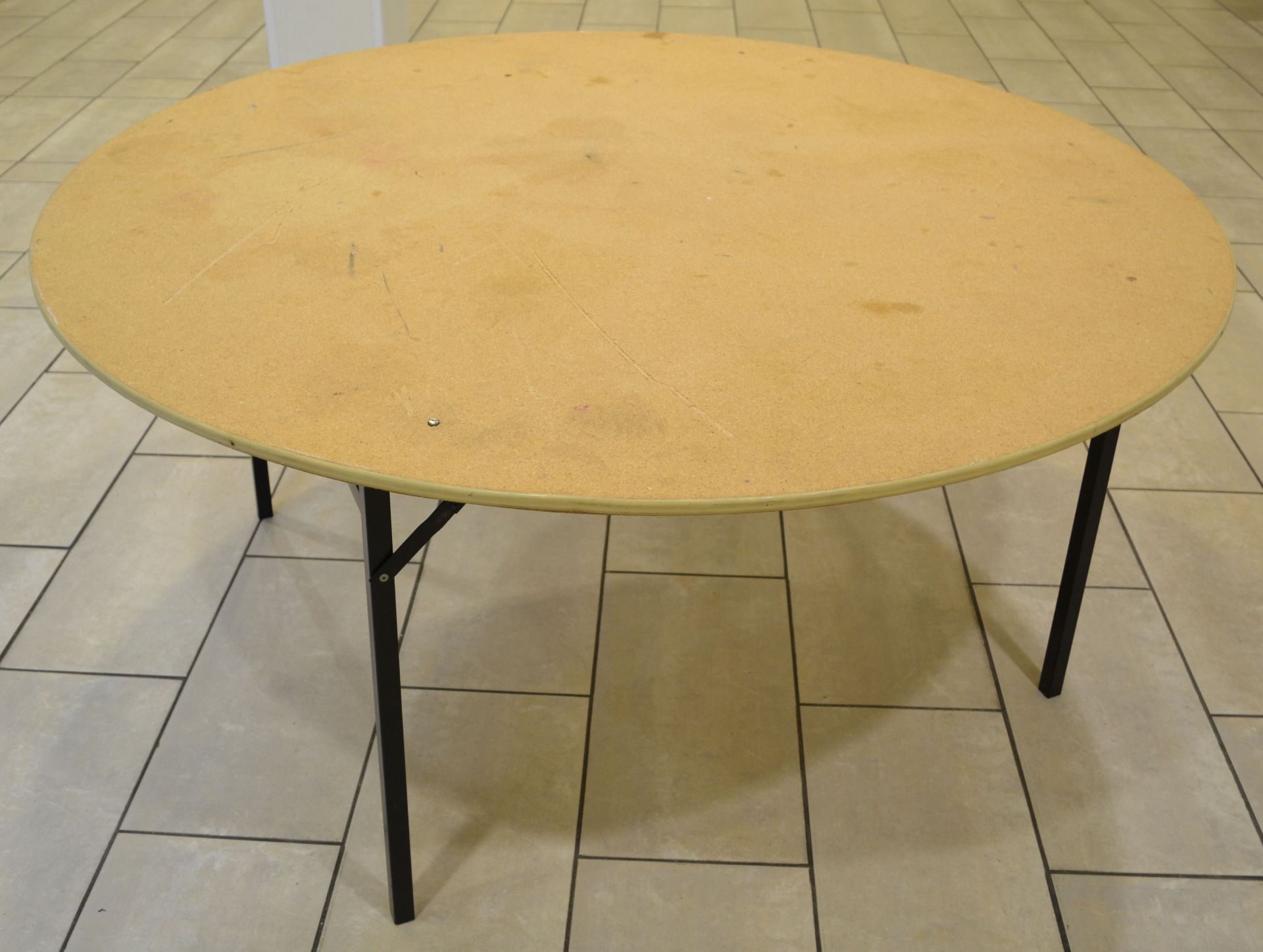 4 x 5 Foot Folding Round Banqueting Tables - CL152 - Location: Altrincham WA14 With a rubber-edged - Bild 5 aus 12