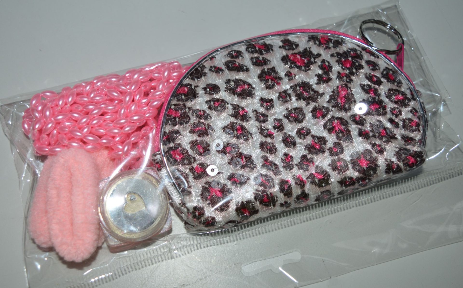 200 x Girls Beauty Gift Sets - Each Set Includes Items Such as a Stylish Purse, Ear Rings, Hair - Image 8 of 14