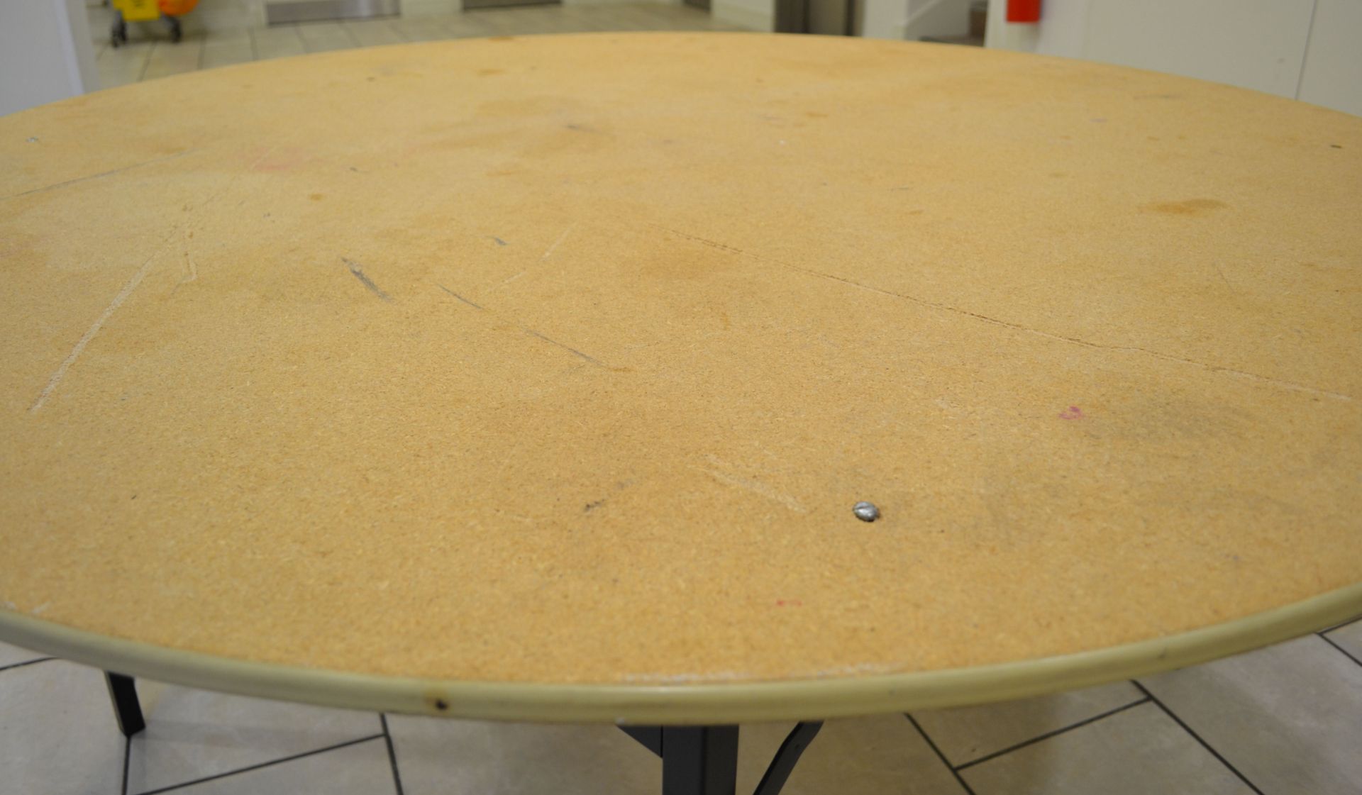 4 x 5 Foot Folding Round Banqueting Tables - CL152 - Location: Altrincham WA14 With a rubber-edged - Bild 6 aus 12