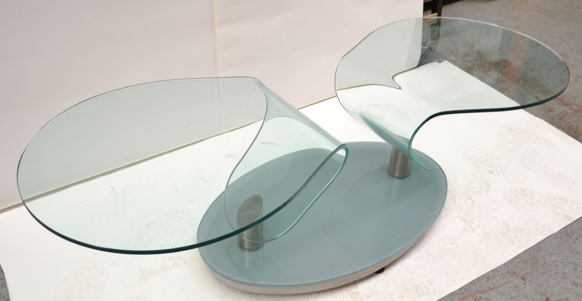 1 x Contemporary Swivelling Glass Coffee Table - AE007 - CL007 - Location: Altrincham WA14 - Image 5 of 13
