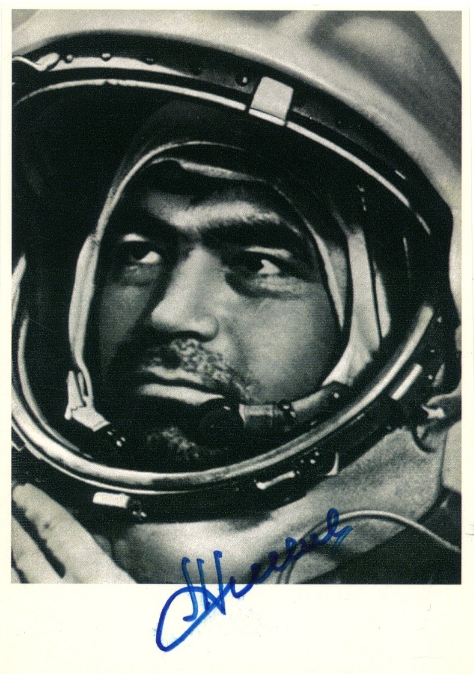 RUSSIAN COSMONAUTS: Selection of signed postcard photographs and slightly larger (1), a few vintage, - Image 2 of 9