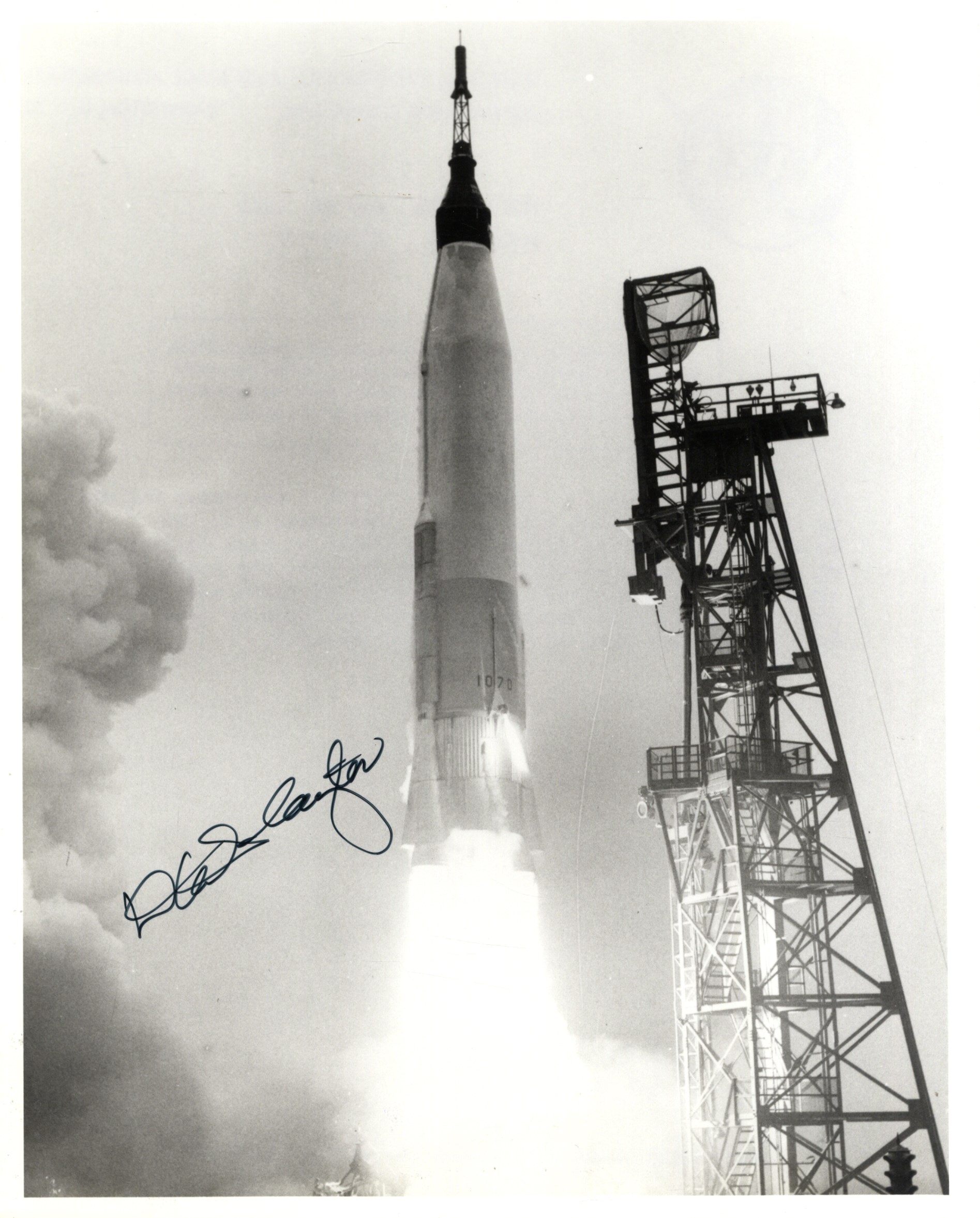 MERCURY SEVEN LAUNCHES: Small selection of signed 8 x 10 photographs (2), - Image 3 of 4
