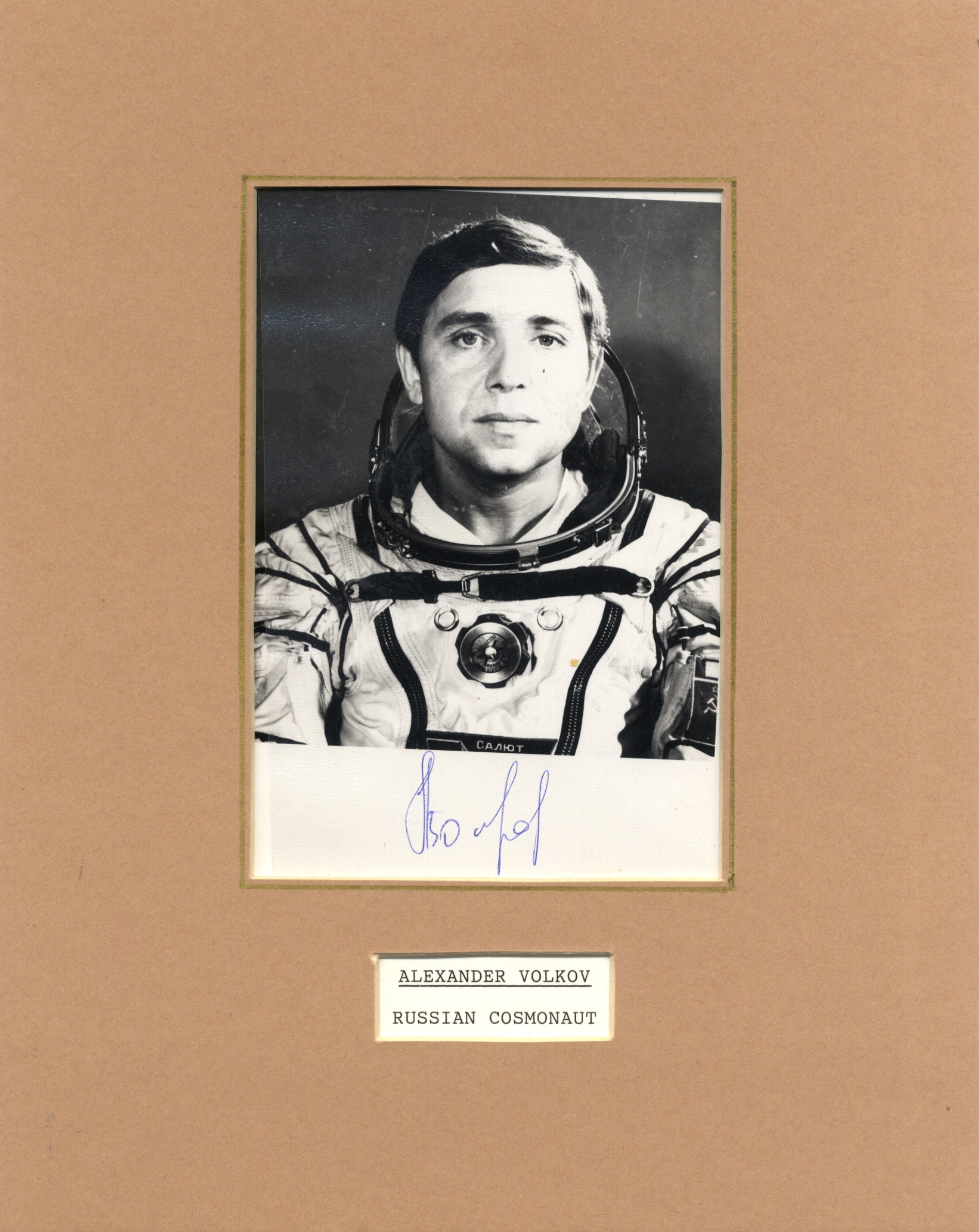 RUSSIAN COSMONAUTS: Selection of signed postcard photographs and slightly larger (1), a few vintage, - Image 4 of 9