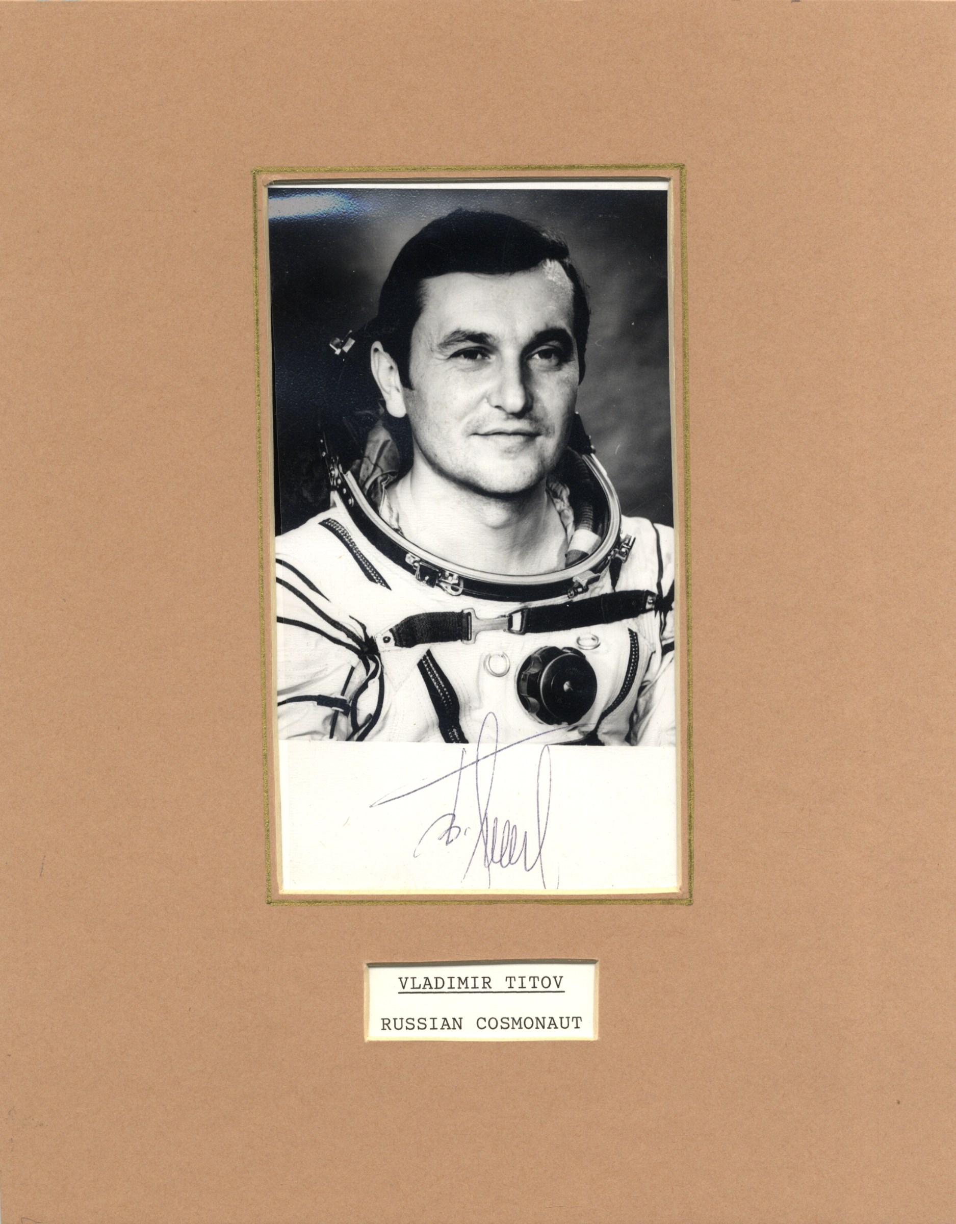 RUSSIAN COSMONAUTS: Selection of signed postcard photographs and slightly larger (1), a few vintage, - Image 6 of 9