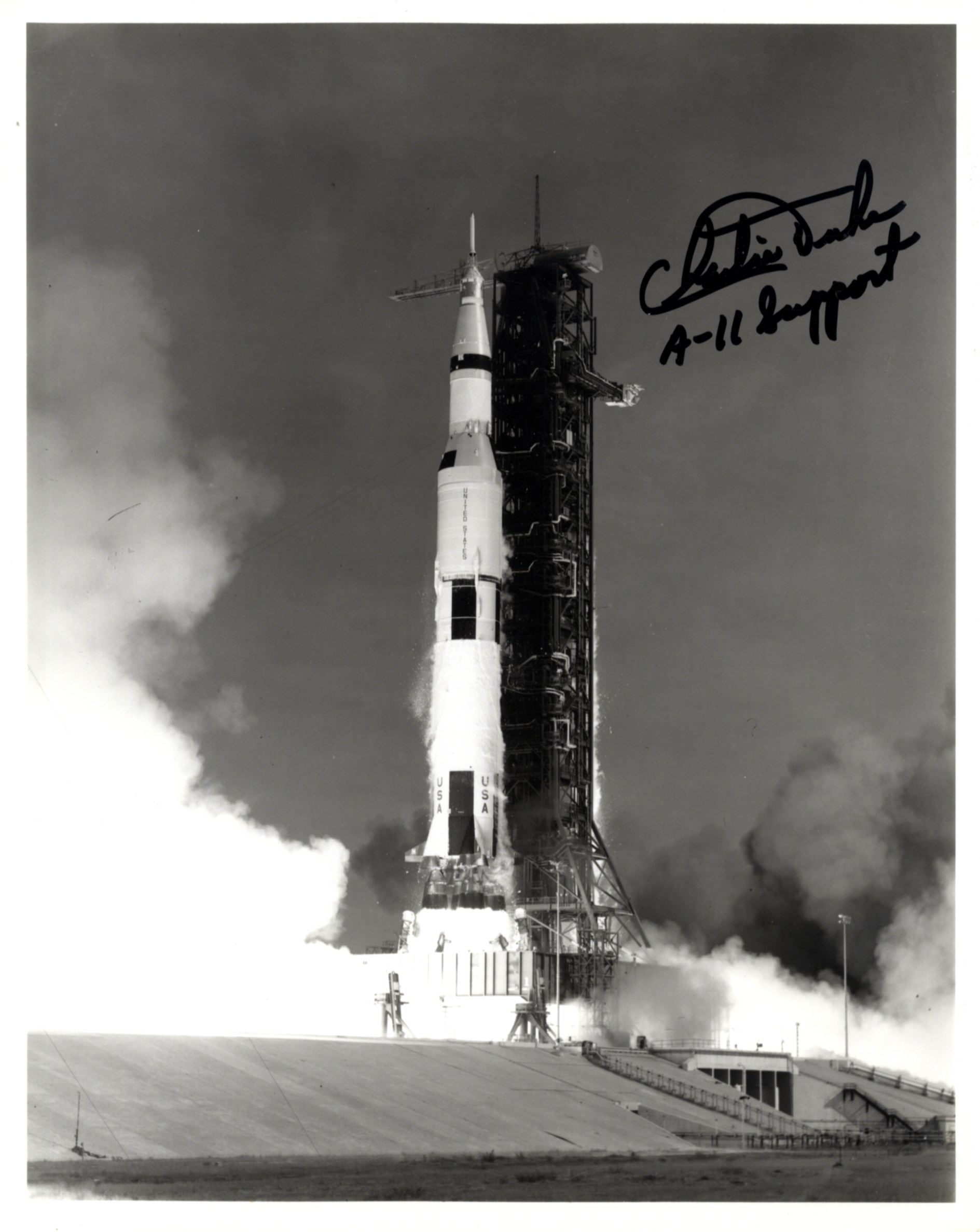 APOLLO ROCKET LAUNCHES: A good selection of individually signed 8 x 10 photographs by various - Image 3 of 8