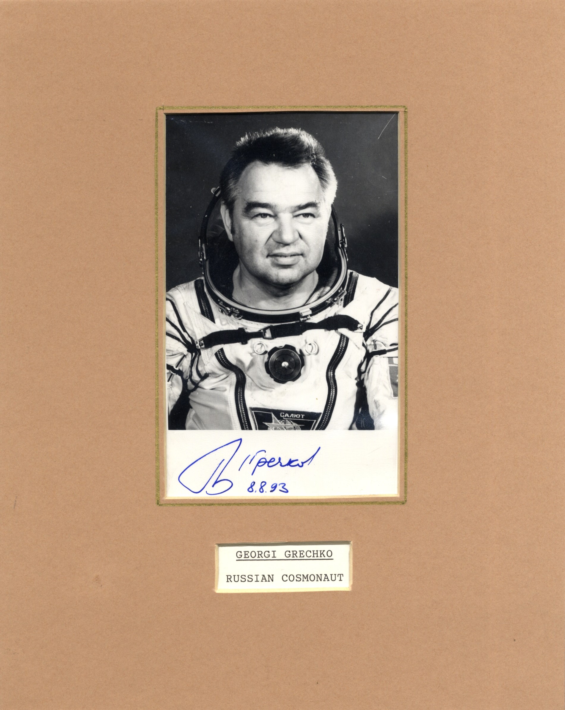 RUSSIAN COSMONAUTS: Selection of signed postcard photographs and slightly larger (1), a few vintage, - Image 5 of 9