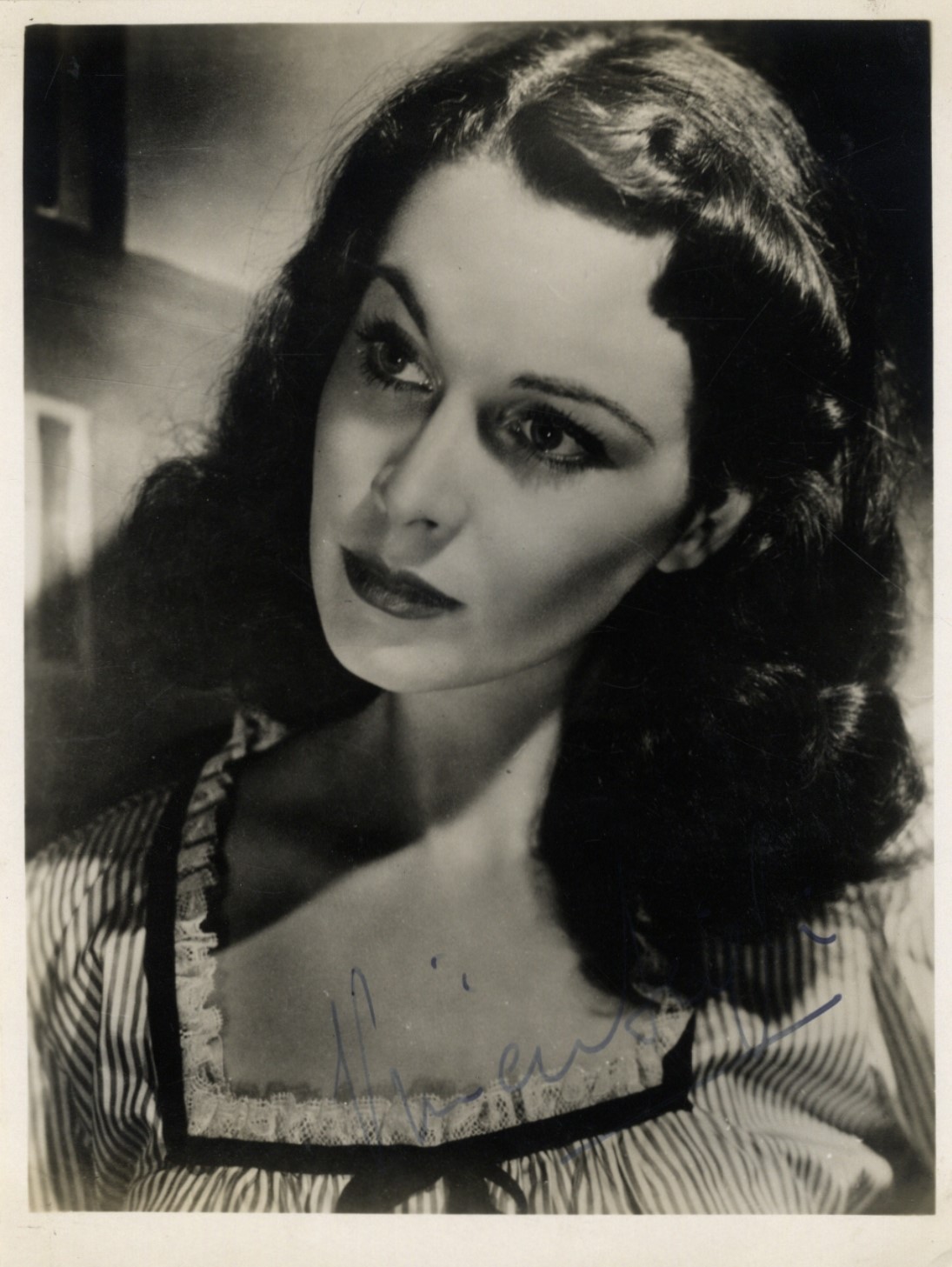 LEIGH VIVIEN: (1913-1967) English Actress, Academy Award winner. Vintage signed 4.