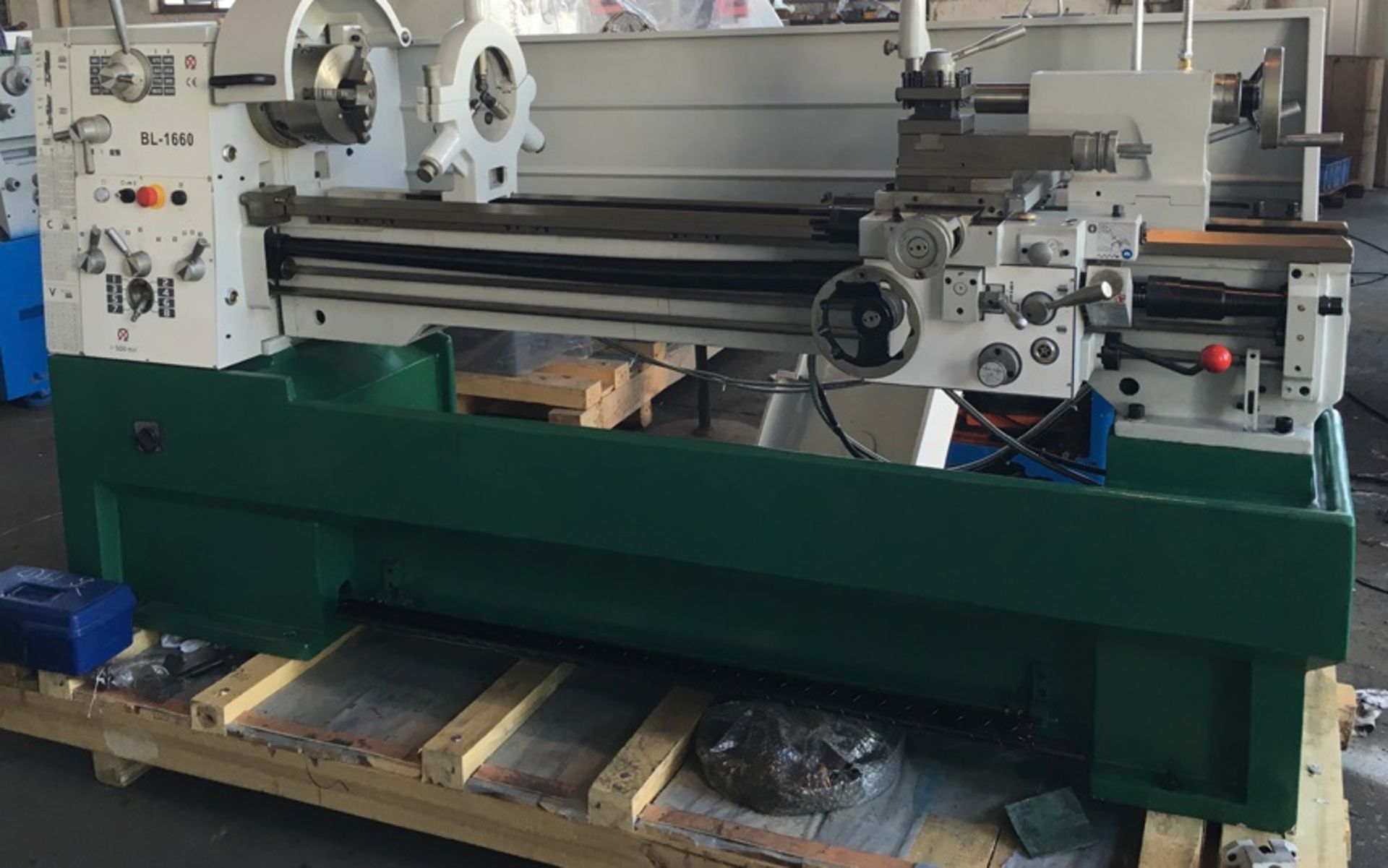 BL1660 Lathe with 16" Swing with 60" Between Centres with DRO (digital readout), tool post,