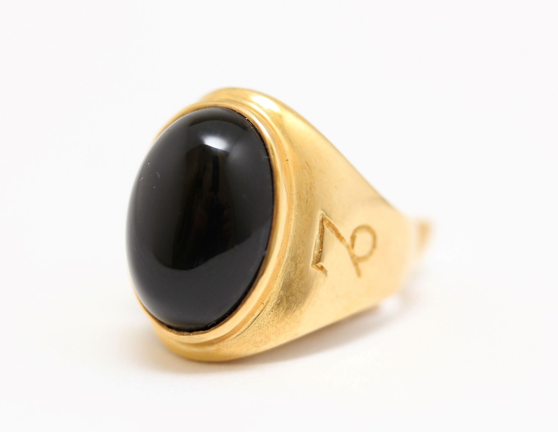 N. 1I (5260 IVG) Anello in oro giallo 18kt e onice, simbolo astrologico Capricorno, gr. 7 (R.G.