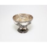 Alzatina in argento finemente sbalzata a ghirlande medaglioni Ø cm. 16 h. 12 cm. Bolli Londra 1904