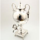 Samovar in sheffield elegantemente cesellato completo di tubo interno per il carbone cm. H 53,