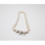 Collana con 29 perle Australiane mm 12/16 irregolari con chiusura in oro bianco 18kt e diamanti