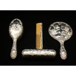 Set da toelette in argento composto da specchio, spazzola e pettine per capelli e spazzola per
