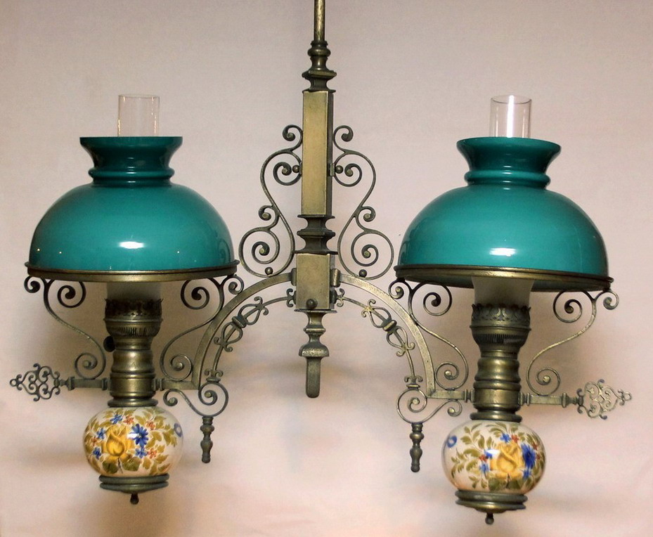 Lampadario a due lumi in metallo, ceramica e vetro verde, primi '900