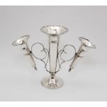 Epergne in argento a tre toulipe, bolli città di Sheffield 1919