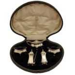 Set da tavola in argento composto da due caster, due salierine con palettina e una mostardiera con