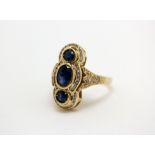 Anello in oro 18kt con 3 zaffiri ct. 1,80 ca. complessivi e pavè di brillanti ct. 0,60 ca.