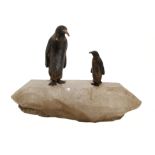 Scultura con base in cristallo di gesso con due pinguini in metallo (argento?)