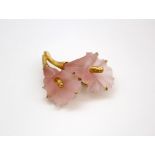 Spilla in oro giallo satinato 18kt con calle in quarzo rosa, gr. 36,7 pezzo unico artigianale