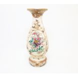 Vaso giapponese in porcellana tenera dipinto a mano a motivi naturalistici e lumeggiato in oro