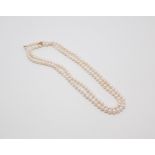 Collana di perle a due fili mm. 8/9, cm. 65, con fermaglio in oro giallo 18kt